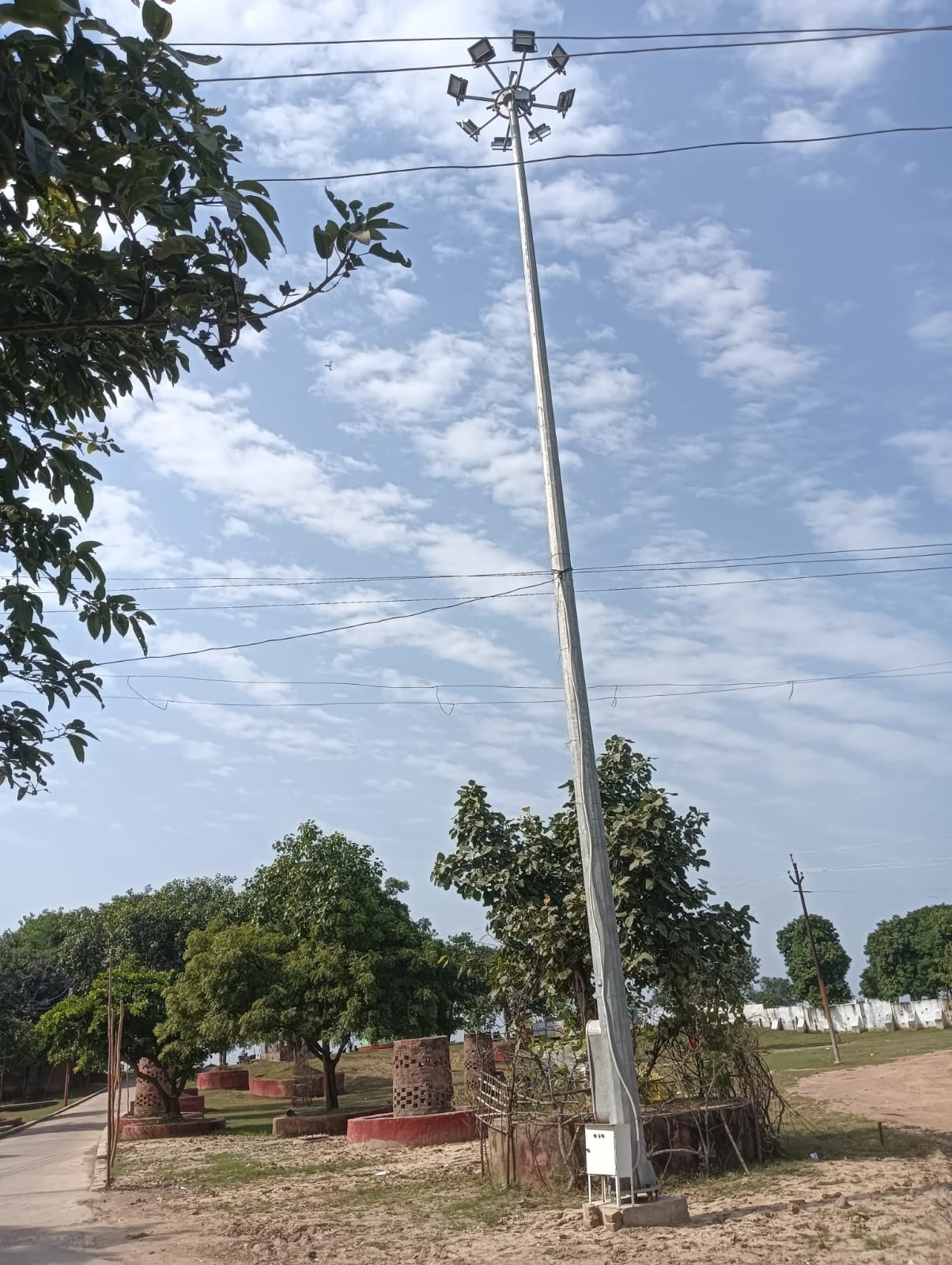 फोटो 06 एचएएमपी 15- इचौली इंटर कॉलेज चौराहे लगी खराब स्ट्रीट लाइट।   संवाद