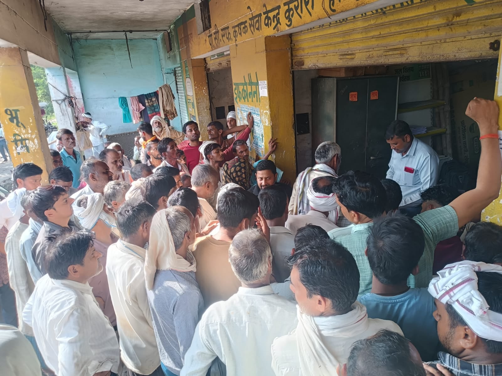 फोटो 06 एचएएमपी 29- पीसीएफ केंद्र कुरारा में पुलिस व किसानों के बीच होती नोकझोक। संवाद फोटो 06 एचएएमपी 29- पीसीएफ केंद्र कुरारा में पुलिस व किसानों के बीच होती नोकझोक। संवाद