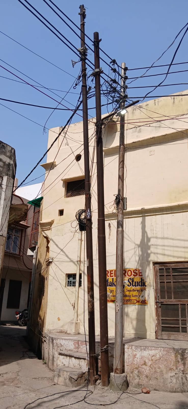 फोटो 13 कासगंज गली पचौरियान के नुक्कड का झुका पोल। स्रोत: संवाद फोटो 13 कासगंज गली पचौरियान के नुक्कड का झुका पोल। स्रोत: संवाद