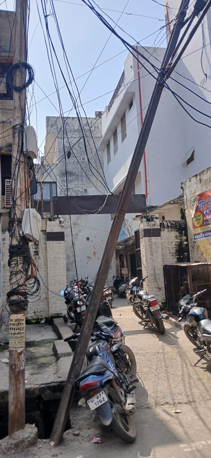 फोटो 13 कासगंज गली पचौरियान के नुक्कड का झुका पोल। स्रोत: संवाद फोटो 13 कासगंज गली पचौरियान के नुक्कड का झुका पोल। स्रोत: संवाद
