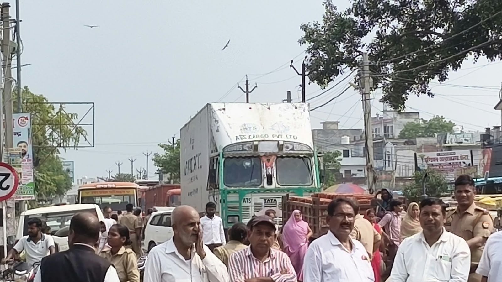 फोटो-17-बलरामपुर के उतरौला में पैदलमार्च निकालकर मांगों के समर्थन में नारेबाजी करते अधिवक्ता ।