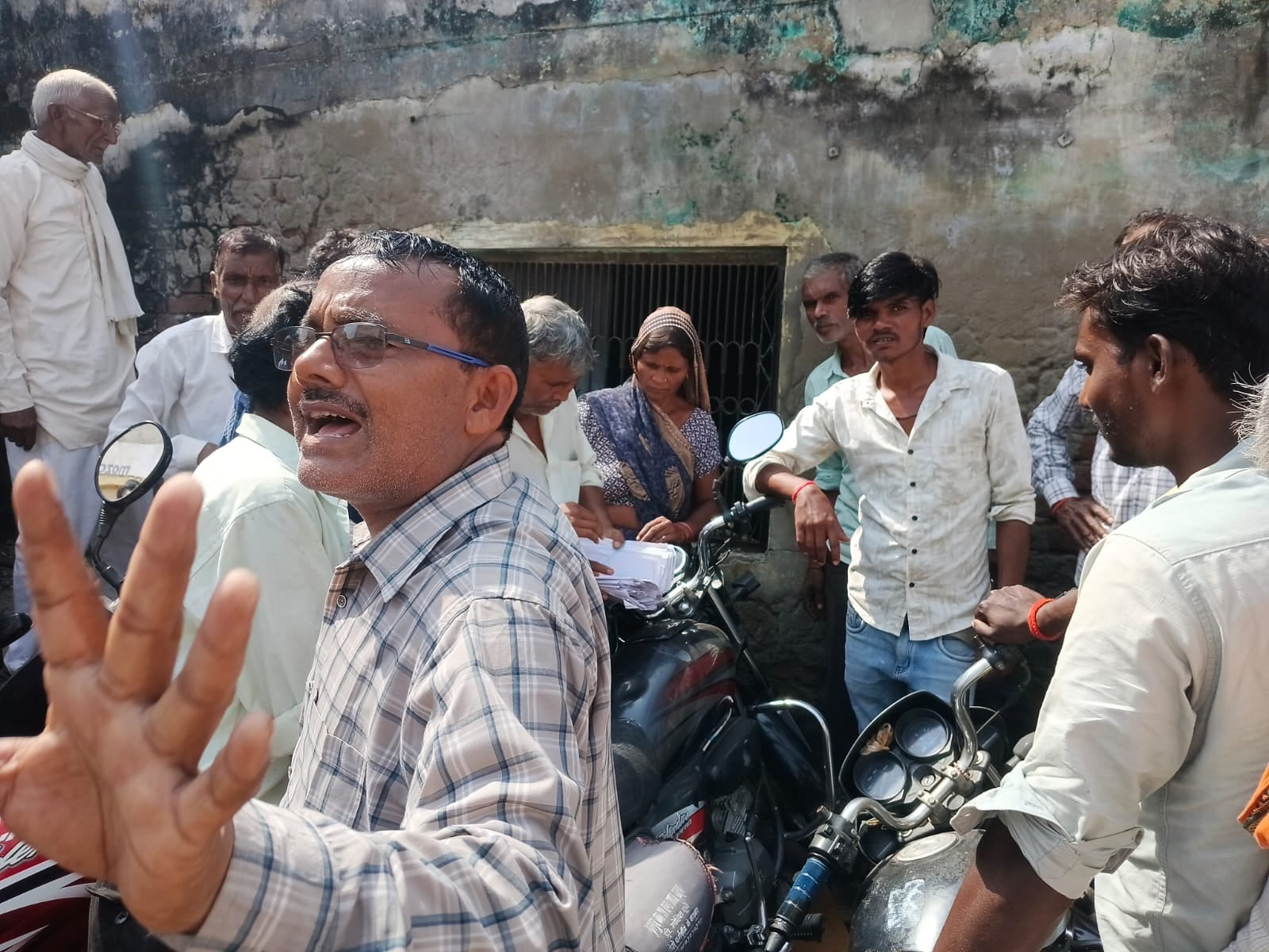 फोटो 19 - सहकारी समिति पर किसानों द्वारा नंबर से लगाए गए कागज फेंकने के बाद उसमें अपने कागज ढूं फोटो 19 - सहकारी समिति पर किसानों द्वारा नंबर से लगाए गए कागज फेंकने के बाद उसमें अपने कागज ढूं