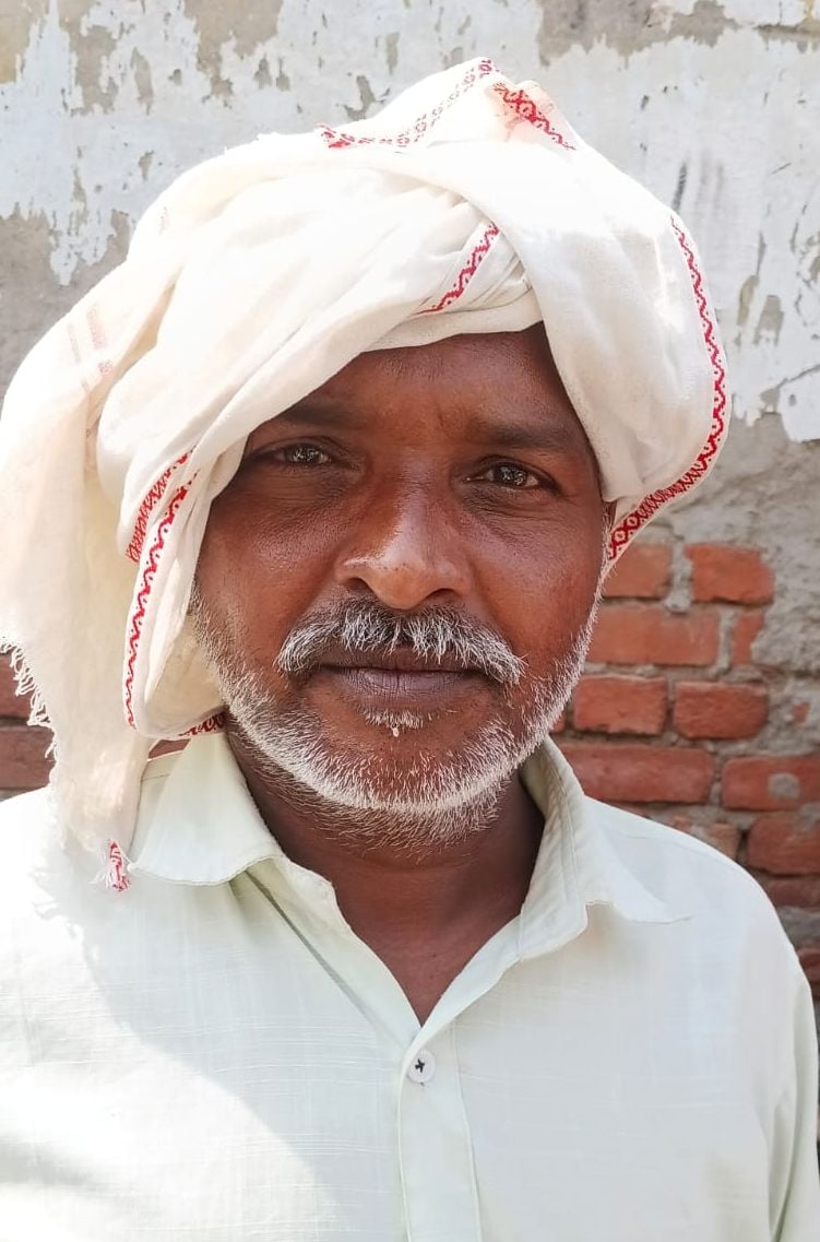 फोटो 19 - सहकारी समिति पर किसानों द्वारा नंबर से लगाए गए कागज फेंकने के बाद उसमें अपने कागज ढूं फोटो 19 - सहकारी समिति पर किसानों द्वारा नंबर से लगाए गए कागज फेंकने के बाद उसमें अपने कागज ढूं