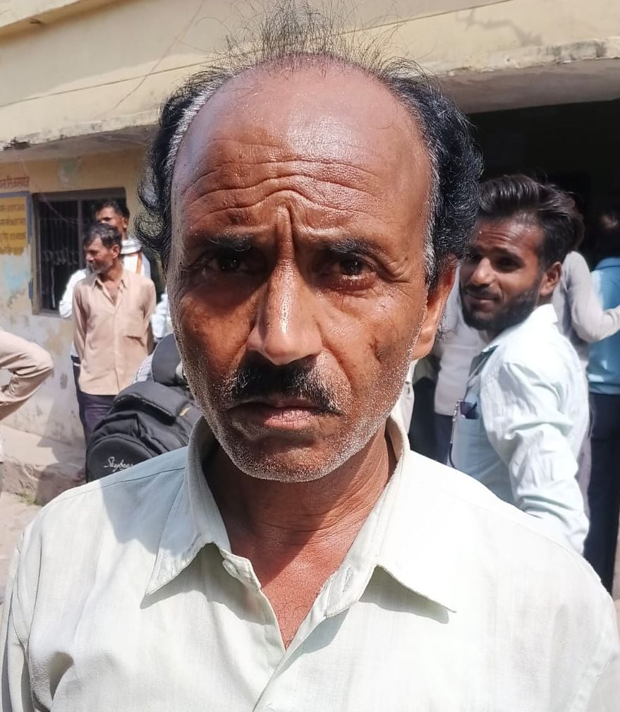 फोटो 19 - सहकारी समिति पर किसानों द्वारा नंबर से लगाए गए कागज फेंकने के बाद उसमें अपने कागज ढूं फोटो 19 - सहकारी समिति पर किसानों द्वारा नंबर से लगाए गए कागज फेंकने के बाद उसमें अपने कागज ढूं