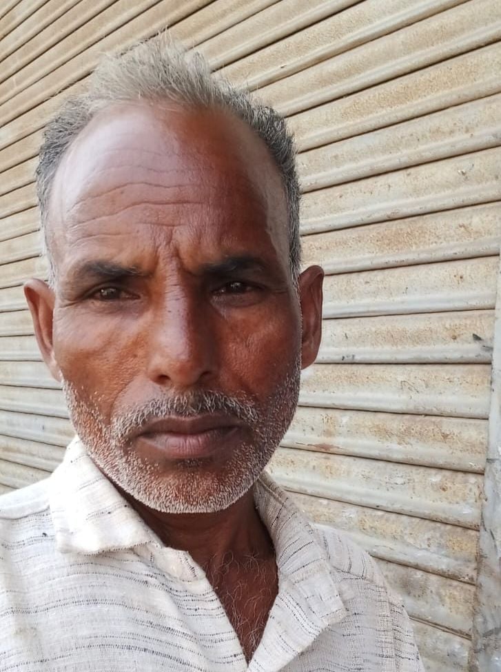 फोटो 19 - सहकारी समिति पर किसानों द्वारा नंबर से लगाए गए कागज फेंकने के बाद उसमें अपने कागज ढूं फोटो 19 - सहकारी समिति पर किसानों द्वारा नंबर से लगाए गए कागज फेंकने के बाद उसमें अपने कागज ढूं