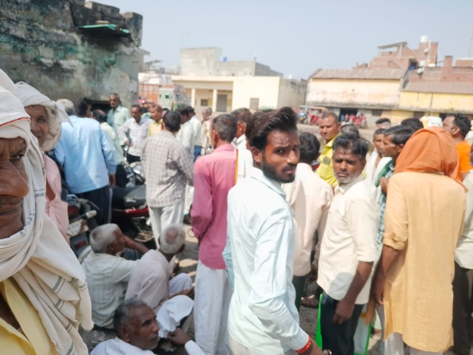 फोटो 19 - सहकारी समिति पर किसानों द्वारा नंबर से लगाए गए कागज फेंकने के बाद उसमें अपने कागज ढूं फोटो 19 - सहकारी समिति पर किसानों द्वारा नंबर से लगाए गए कागज फेंकने के बाद उसमें अपने कागज ढूं