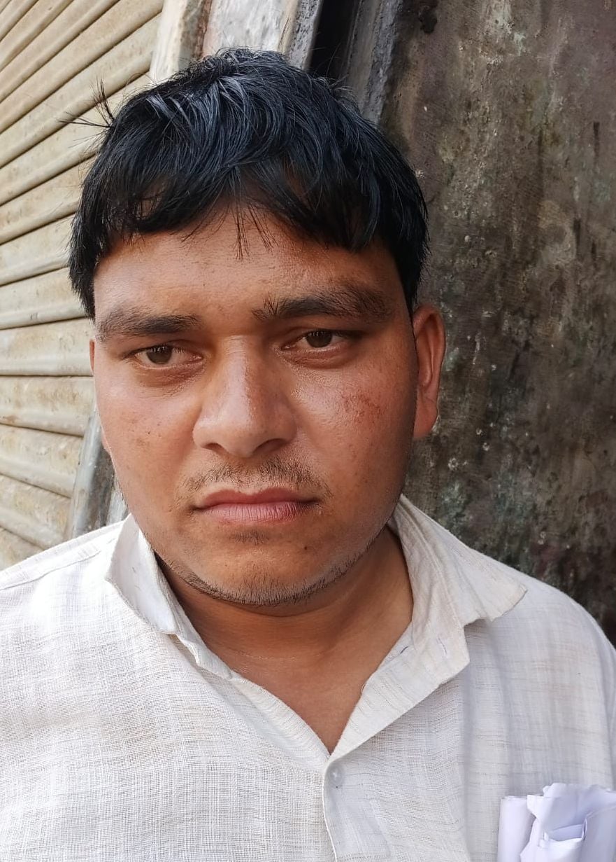 फोटो 19 - सहकारी समिति पर किसानों द्वारा नंबर से लगाए गए कागज फेंकने के बाद उसमें अपने कागज ढूं फोटो 19 - सहकारी समिति पर किसानों द्वारा नंबर से लगाए गए कागज फेंकने के बाद उसमें अपने कागज ढूं