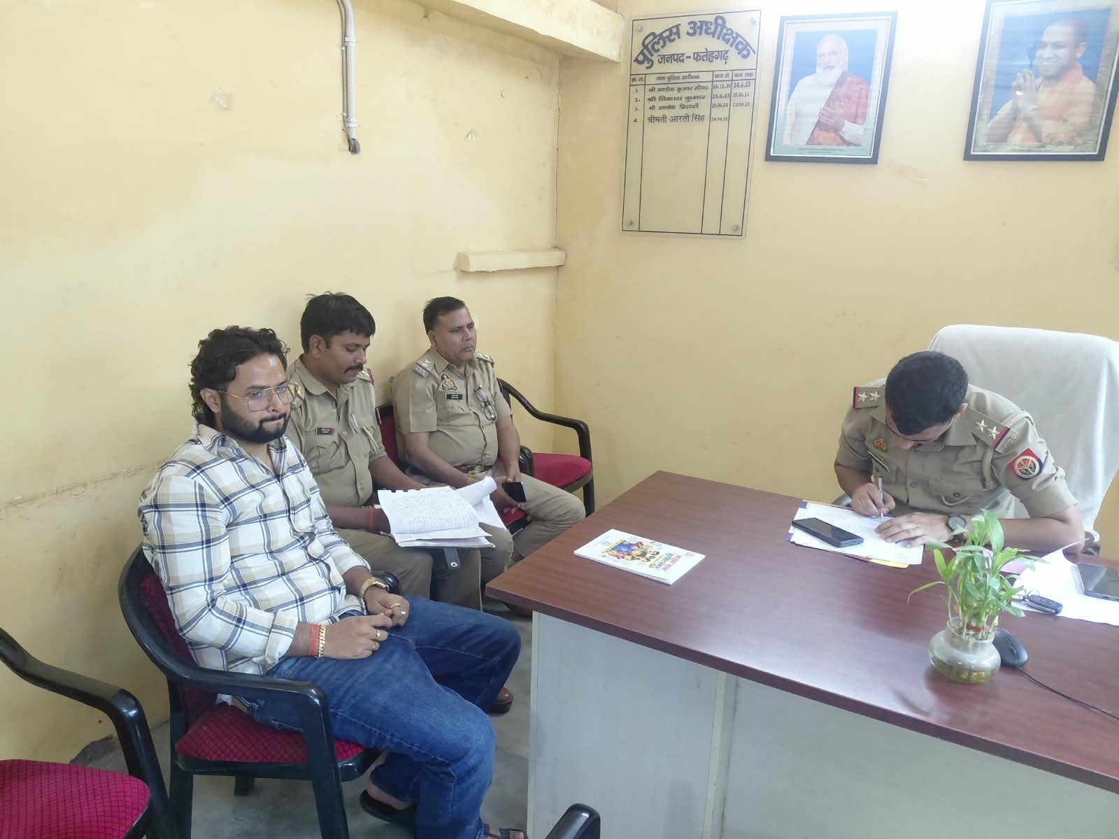 फोटो-23 आवास विकास में होटल के सामने पूर्व विधायक के पुत्र से हाथ में रिवाल्वर लेकर विवाद करता फोटो-23 आवास विकास में होटल के सामने पूर्व विधायक के पुत्र से हाथ में रिवाल्वर लेकर विवाद करता