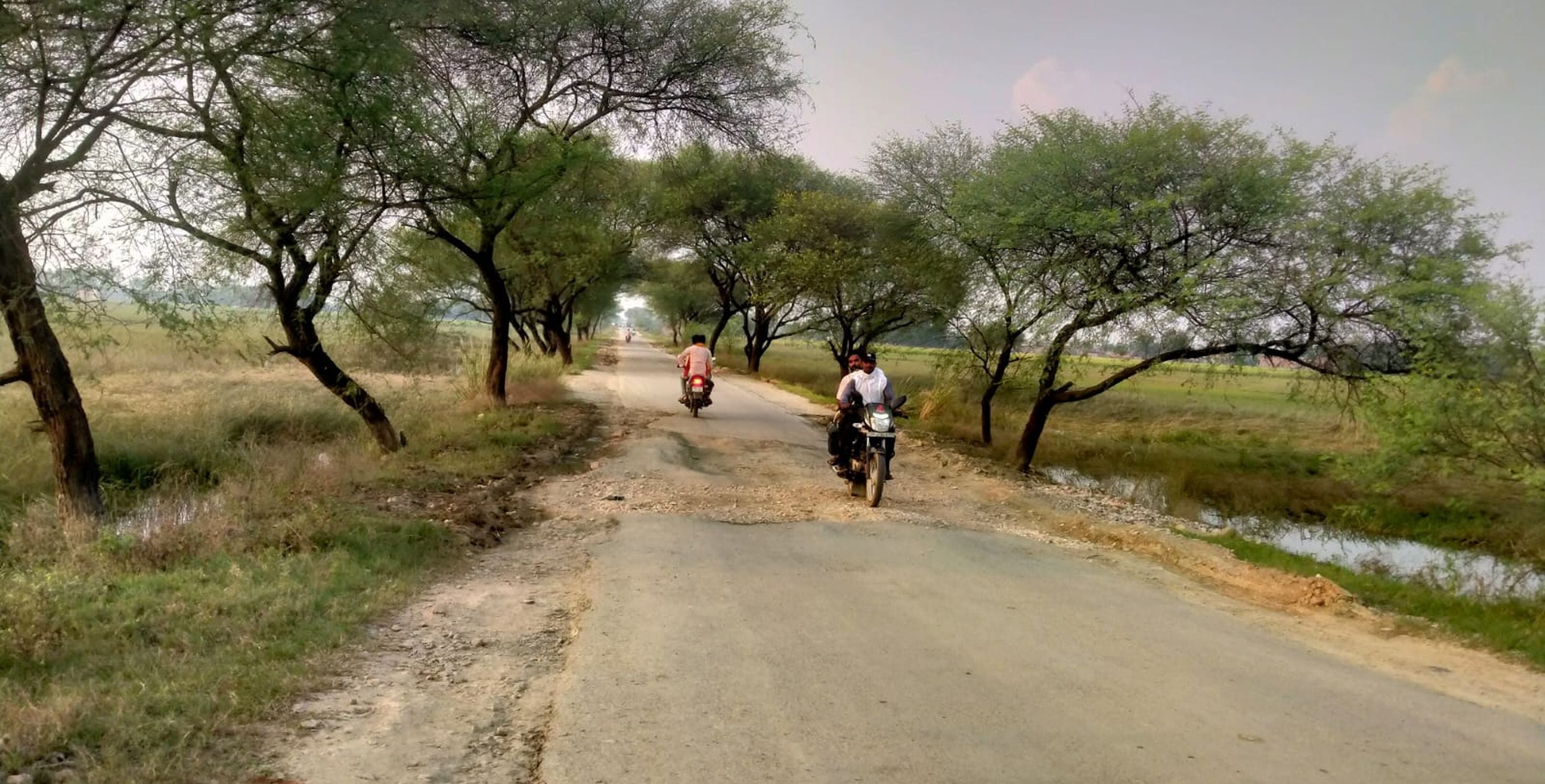 फोटो-24,25,26-बलरामपुर के लौकहवा डिप पर बाढ़ का पानी खत्म होने के बाद आवागमन करते लोग ।-संवाद