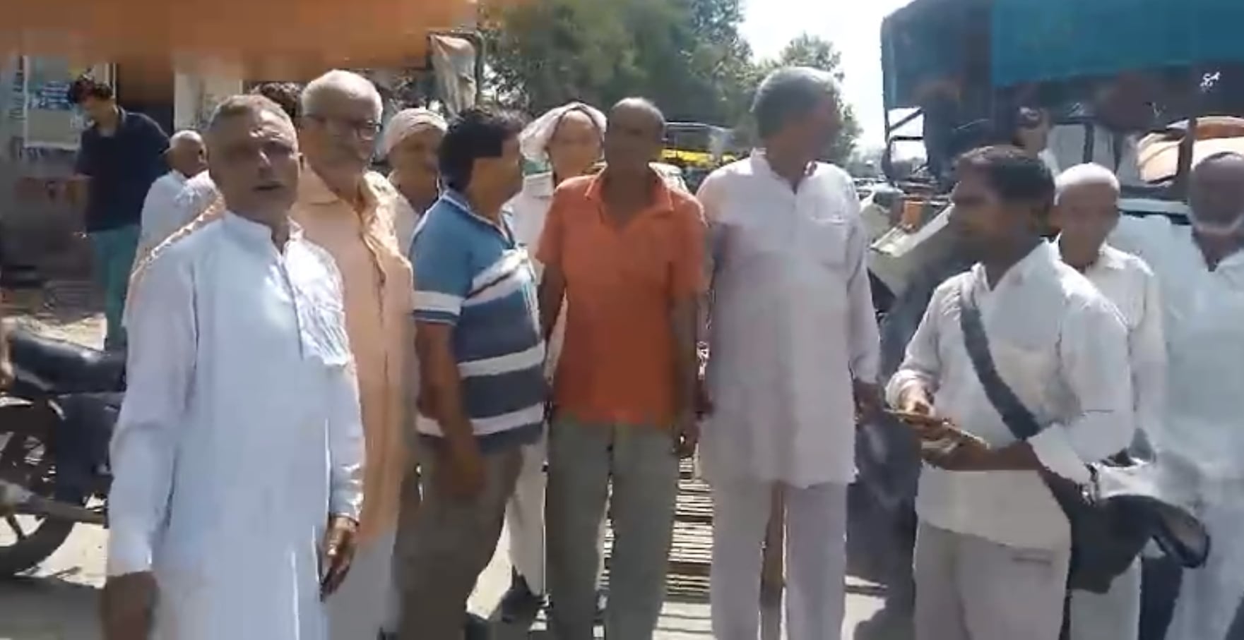 -फोटो 88 : कानोंदा गांव में डीएपी न मिलने से किसानों ने लगाया जाम। स्रोत पाठक -फोटो 88 : कानोंदा गांव में डीएपी न मिलने से किसानों ने लगाया जाम। स्रोत पाठक