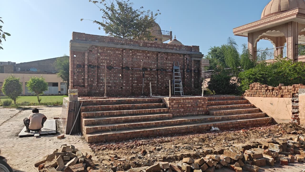 फतेहाबाद के मंदिर परिसर में लगने वाली पिता की प्रतिमा को देखते हुए कुलदीप बिश्नोईस्त्रोत सोशल म फतेहाबाद के मंदिर परिसर में लगने वाली पिता की प्रतिमा को देखते हुए कुलदीप बिश्नोईस्त्रोत सोशल म