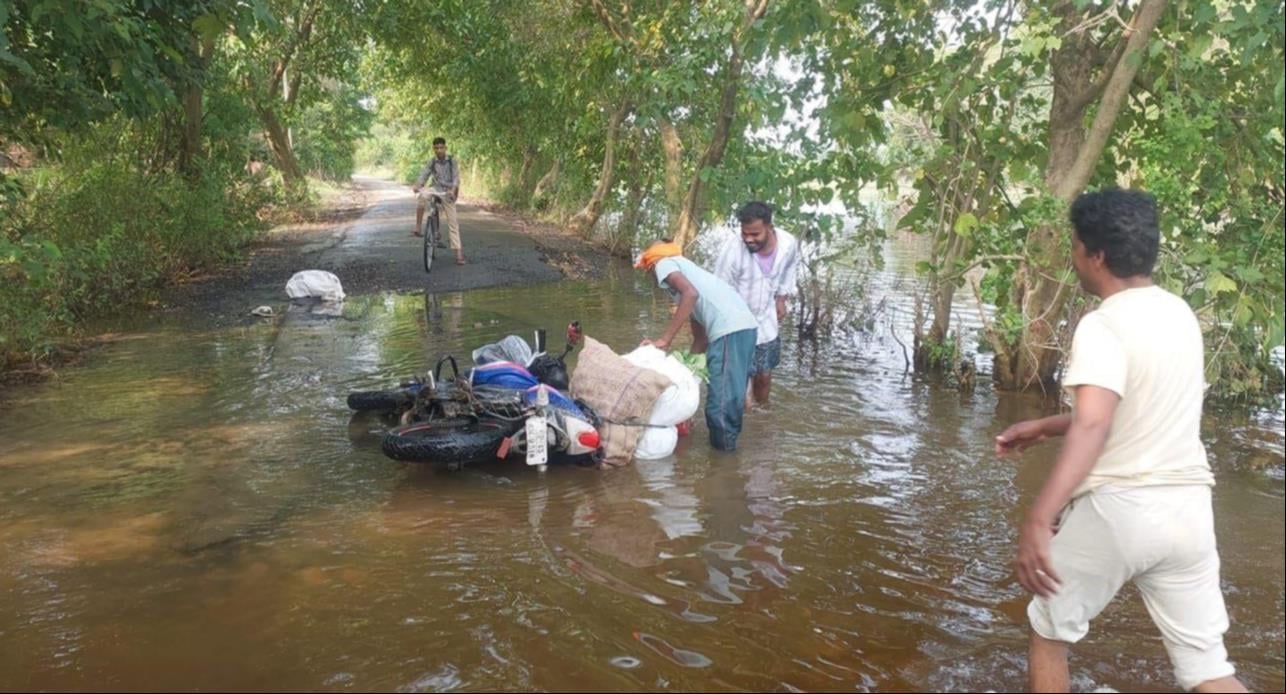 गोंडा में बाढ़ के हालात बयां करतीं तस्वीरें। संवाद