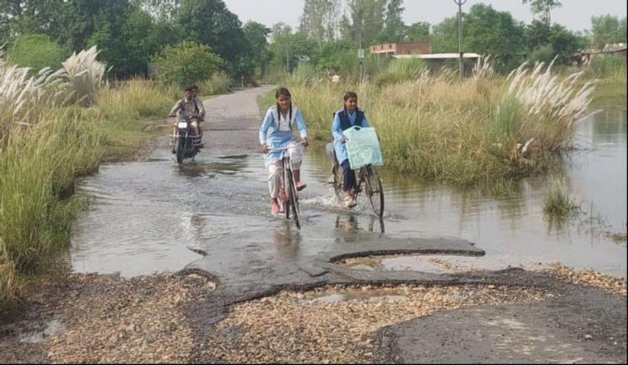 गोंडा में बाढ़ के हालात बयां करतीं तस्वीरें। संवाद