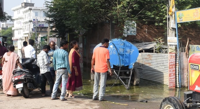 गोमती का बढ़ा जलस्तर। कई इलाकों में बाढ़। गोमती का बढ़ा जलस्तर। कई इलाकों में बाढ़।