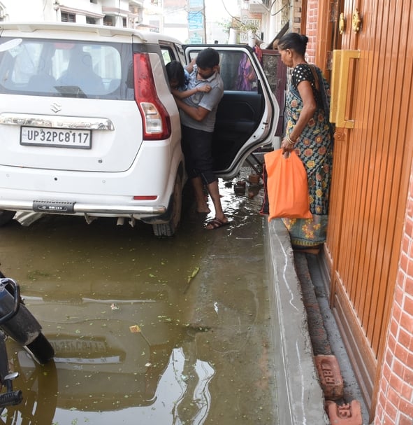 गोमती का बढ़ा जलस्तर। कई इलाकों में बाढ़। गोमती का बढ़ा जलस्तर। कई इलाकों में बाढ़।