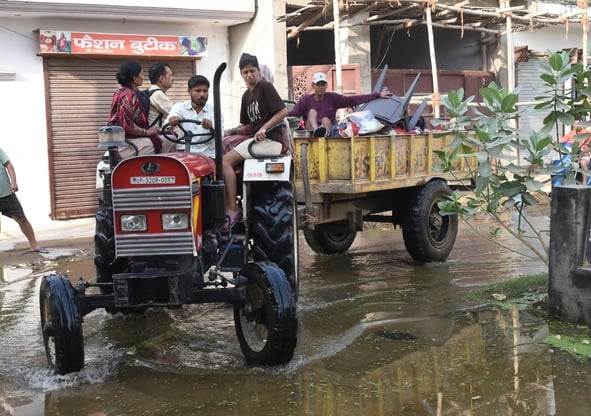 गोमती का बढ़ा जलस्तर। कई इलाकों में बाढ़। गोमती का बढ़ा जलस्तर। कई इलाकों में बाढ़।