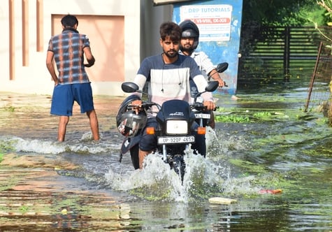 गोमती का बढ़ा जलस्तर। कई इलाकों में बाढ़। गोमती का बढ़ा जलस्तर। कई इलाकों में बाढ़।