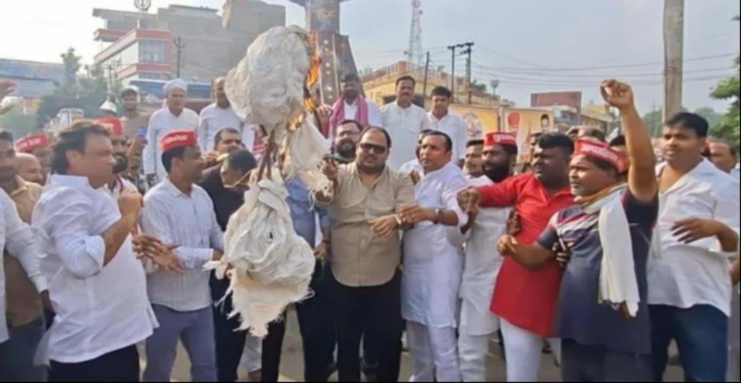 गुरुनानक चौराहे व मसकनवा में धरना-प्रदर्शन करते सपाई। संवाद गुरुनानक चौराहे व मसकनवा में धरना-प्रदर्शन करते सपाई। संवाद