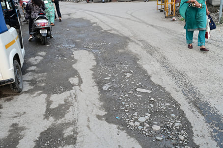 हल्द्वानी नवाबी रोड पर हो रहा सड़क का निर्माण। अमर उजाला हल्द्वानी नवाबी रोड पर हो रहा सड़क का निर्माण। अमर उजाला