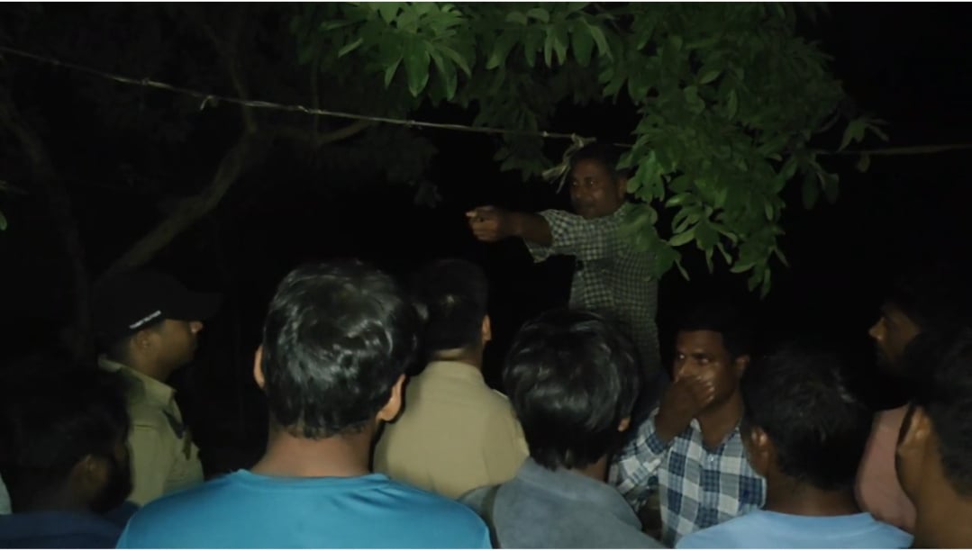 हनुमानगंज के अजबैयां गांव में तेंदुआ दिखाई देने पर जुटे ग्रामीण। स्रोत : वीडियो ग्रैब हनुमानगंज के अजबैयां गांव में तेंदुआ दिखाई देने पर जुटे ग्रामीण। स्रोत : वीडियो ग्रैब