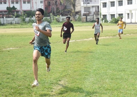 जिला एथलेटिक्स प्रतियोगिता में हिस्सा लेते खिलाड़ी। जिला एथलेटिक्स प्रतियोगिता में हिस्सा लेते खिलाड़ी।