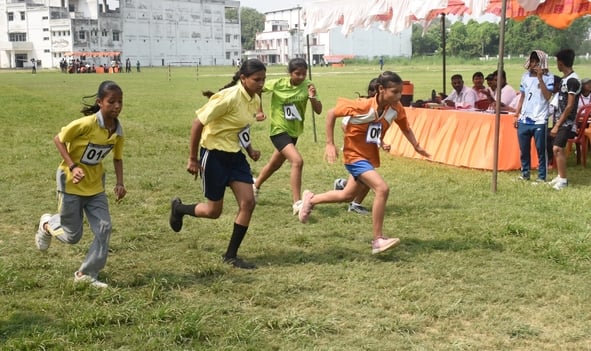 जिला एथलेटिक्स प्रतियोगिता में हिस्सा लेते खिलाड़ी। जिला एथलेटिक्स प्रतियोगिता में हिस्सा लेते खिलाड़ी।