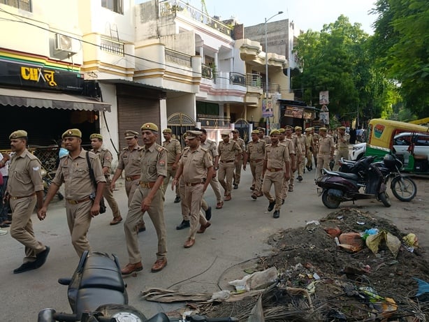 जिला न्यायालय कोर्ट में 5 लाख के इनामी अरमान बिहार को पेश किया गया। जिला न्यायालय कोर्ट में 5 लाख के इनामी अरमान बिहार को पेश किया गया।