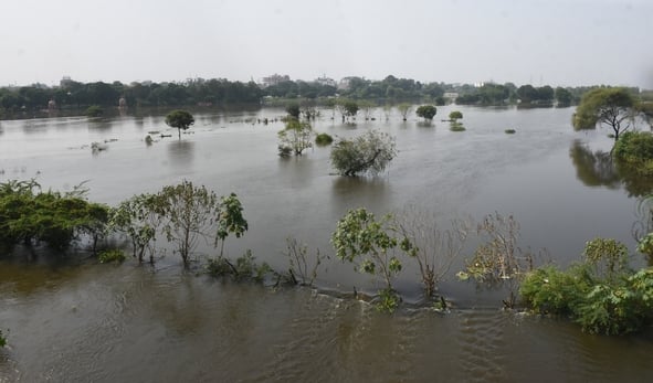 जलभराव से पानी में डूबा ट्रांसफार्मर और कई इलाको में भरा पानी।। जलभराव से पानी में डूबा ट्रांसफार्मर और कई इलाको में भरा पानी।।