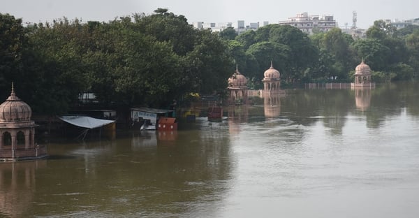 जलभराव से पानी में डूबा ट्रांसफार्मर और कई इलाको में भरा पानी।। जलभराव से पानी में डूबा ट्रांसफार्मर और कई इलाको में भरा पानी।।