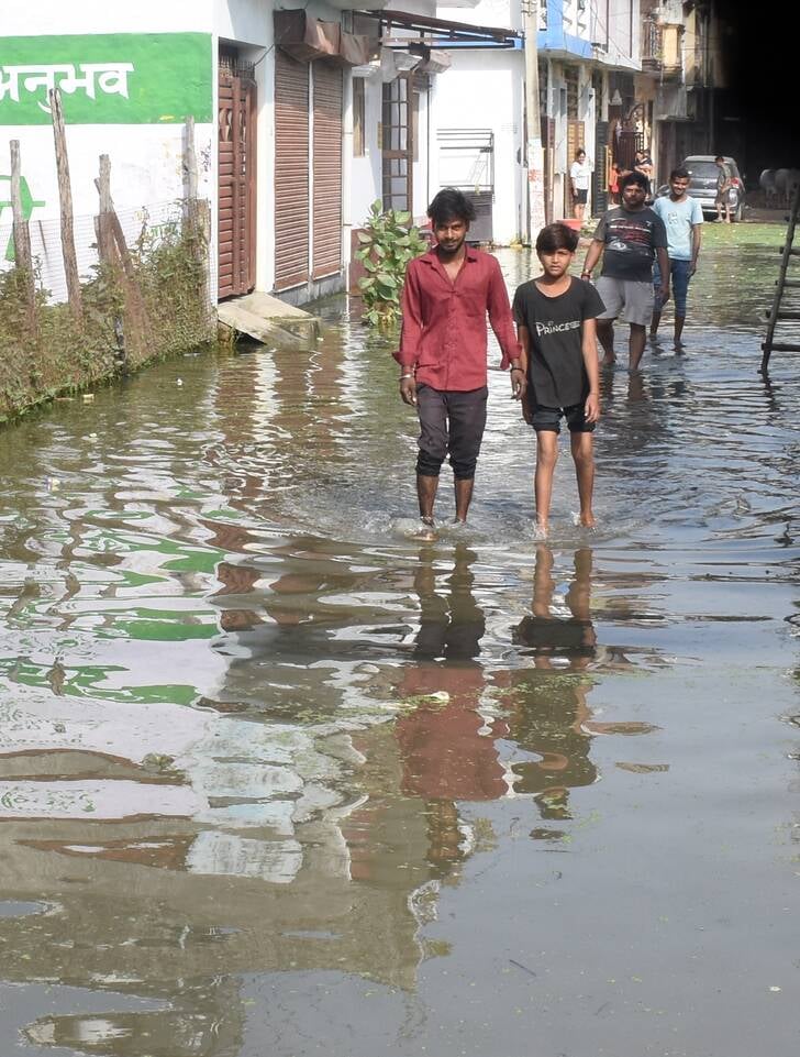 जलभराव से पानी में डूबा ट्रांसफार्मर और कई इलाको में भरा पानी।। जलभराव से पानी में डूबा ट्रांसफार्मर और कई इलाको में भरा पानी।।
