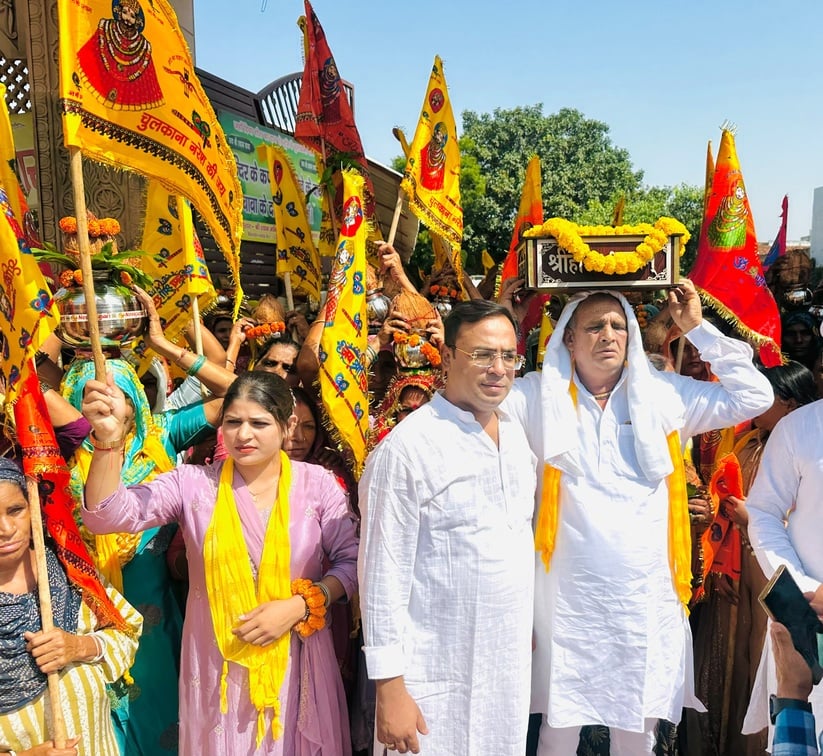 कलश यात्रा में उमड़ा भक्ति का सैलाब, बड़ी संख्या में महिलाओं ने लिया भाग। संवाद कलश यात्रा में उमड़ा भक्ति का सैलाब, बड़ी संख्या में महिलाओं ने लिया भाग। संवाद