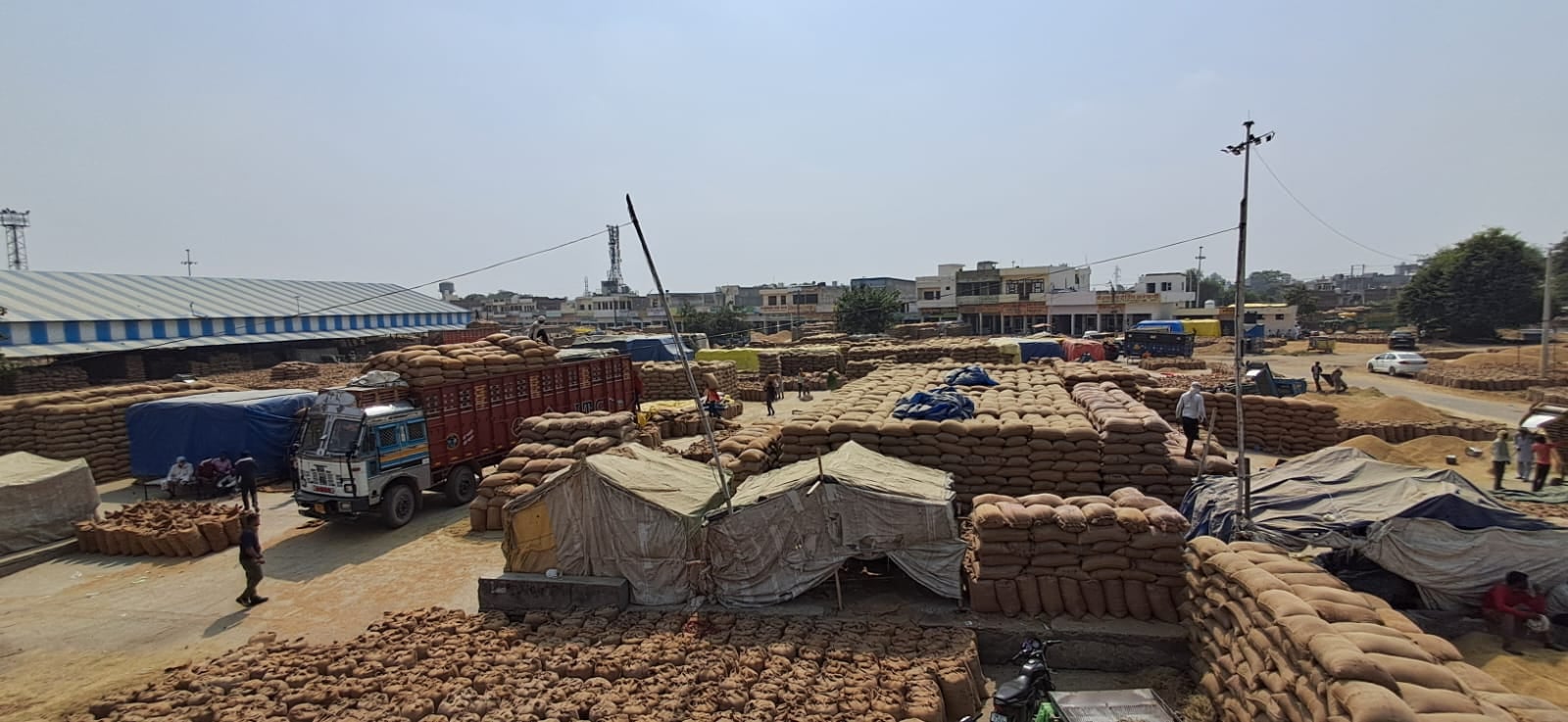 कुरुक्षेत्र। अनाज मंडी के मुख्य गेट से बाहर तक लगी ट्रैक्टर-ट्राली की लंबी लाइन। संवाद कुरुक्षेत्र। अनाज मंडी के मुख्य गेट से बाहर तक लगी ट्रैक्टर-ट्राली की लंबी लाइन। संवाद