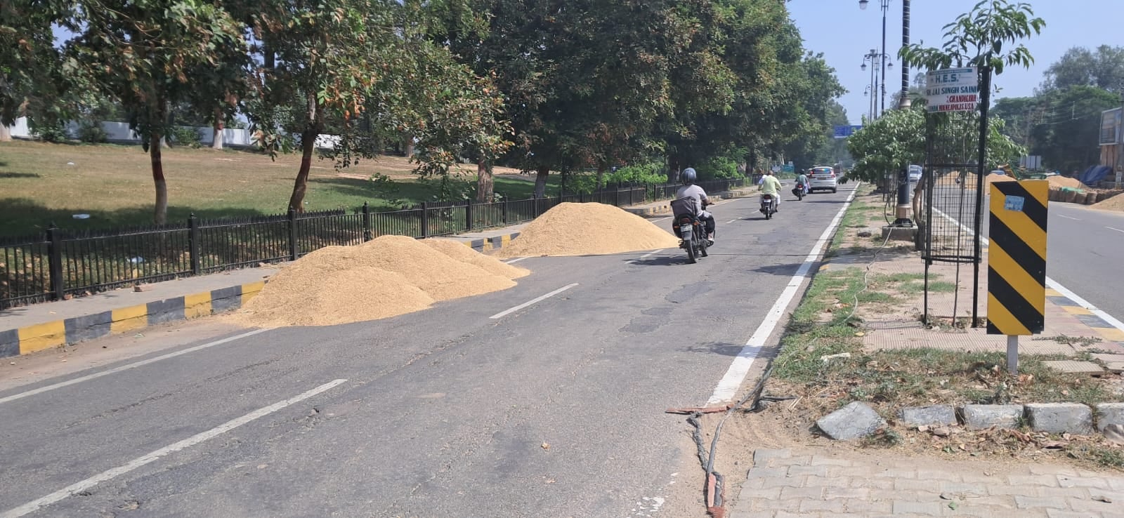 कुरुक्षेत्र। अनाज मंडी के मुख्य गेट से बाहर तक लगी ट्रैक्टर-ट्राली की लंबी लाइन। संवाद कुरुक्षेत्र। अनाज मंडी के मुख्य गेट से बाहर तक लगी ट्रैक्टर-ट्राली की लंबी लाइन। संवाद