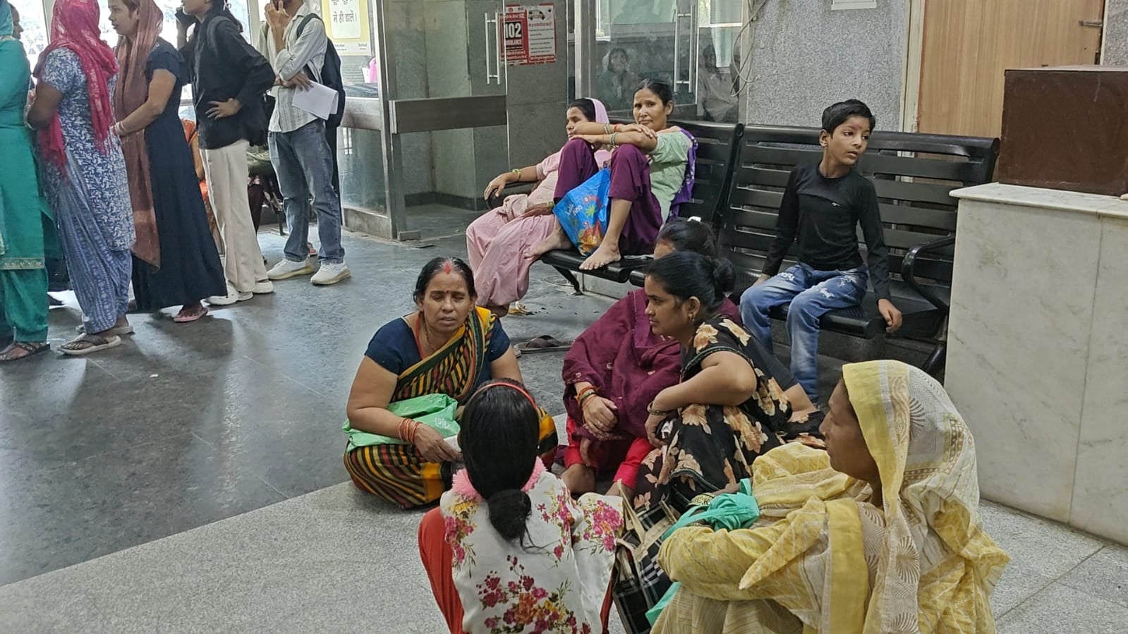 नोएडा। जिला अस्पताल ओपीडी का पर्चा बनवाने के लिए लगी लम्बी लाइन। फोटो अमर उजाला नोएडा। जिला अस्पताल ओपीडी का पर्चा बनवाने के लिए लगी लम्बी लाइन। फोटो अमर उजाला