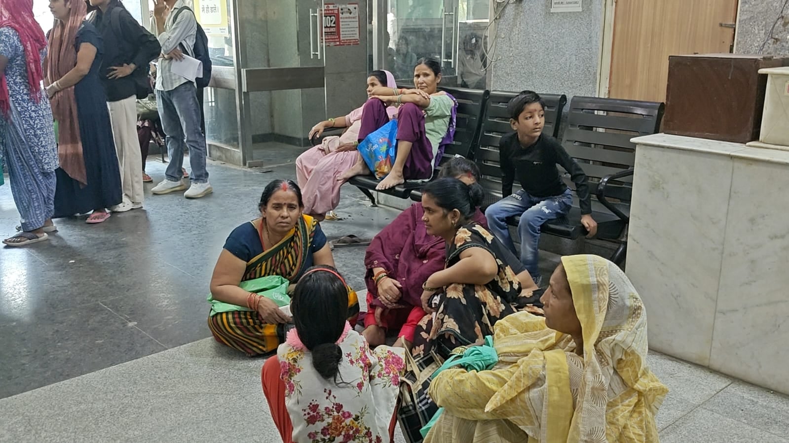 नोएडा। जिला अस्पताल ओपीडी का पर्चा बनवाने के लिए लगी लम्बी लाइन। फोटो अमर उजाला नोएडा। जिला अस्पताल ओपीडी का पर्चा बनवाने के लिए लगी लम्बी लाइन। फोटो अमर उजाला