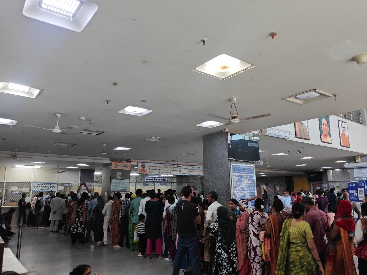 नोएडा। जिला अस्पताल ओपीडी का पर्चा बनवाने के लिए लगी लम्बी लाइन। फोटो अमर उजाला नोएडा। जिला अस्पताल ओपीडी का पर्चा बनवाने के लिए लगी लम्बी लाइन। फोटो अमर उजाला