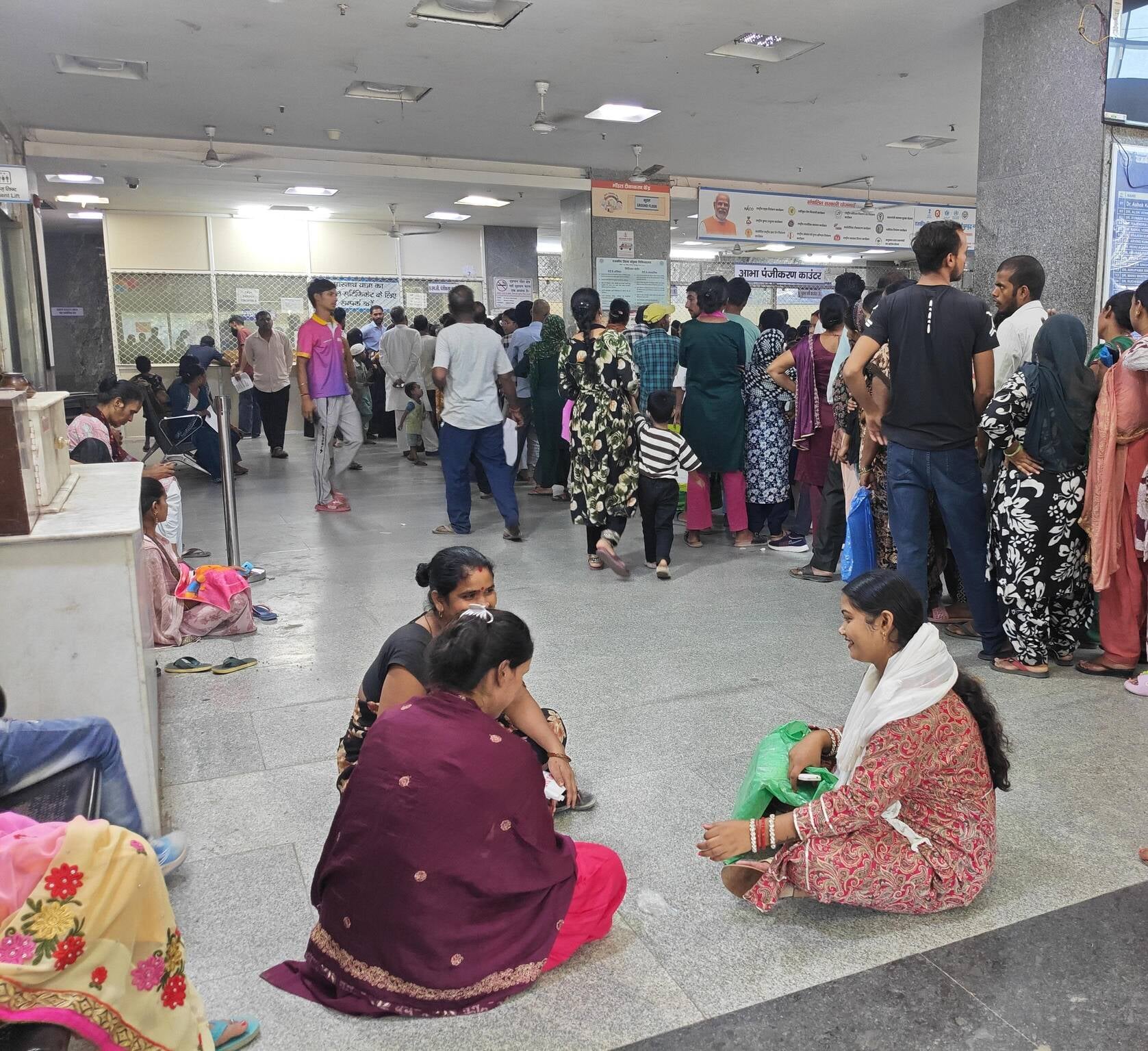 नोएडा। जिला अस्पताल ओपीडी का पर्चा बनवाने के लिए लगी लम्बी लाइन। फोटो अमर उजाला नोएडा। जिला अस्पताल ओपीडी का पर्चा बनवाने के लिए लगी लम्बी लाइन। फोटो अमर उजाला