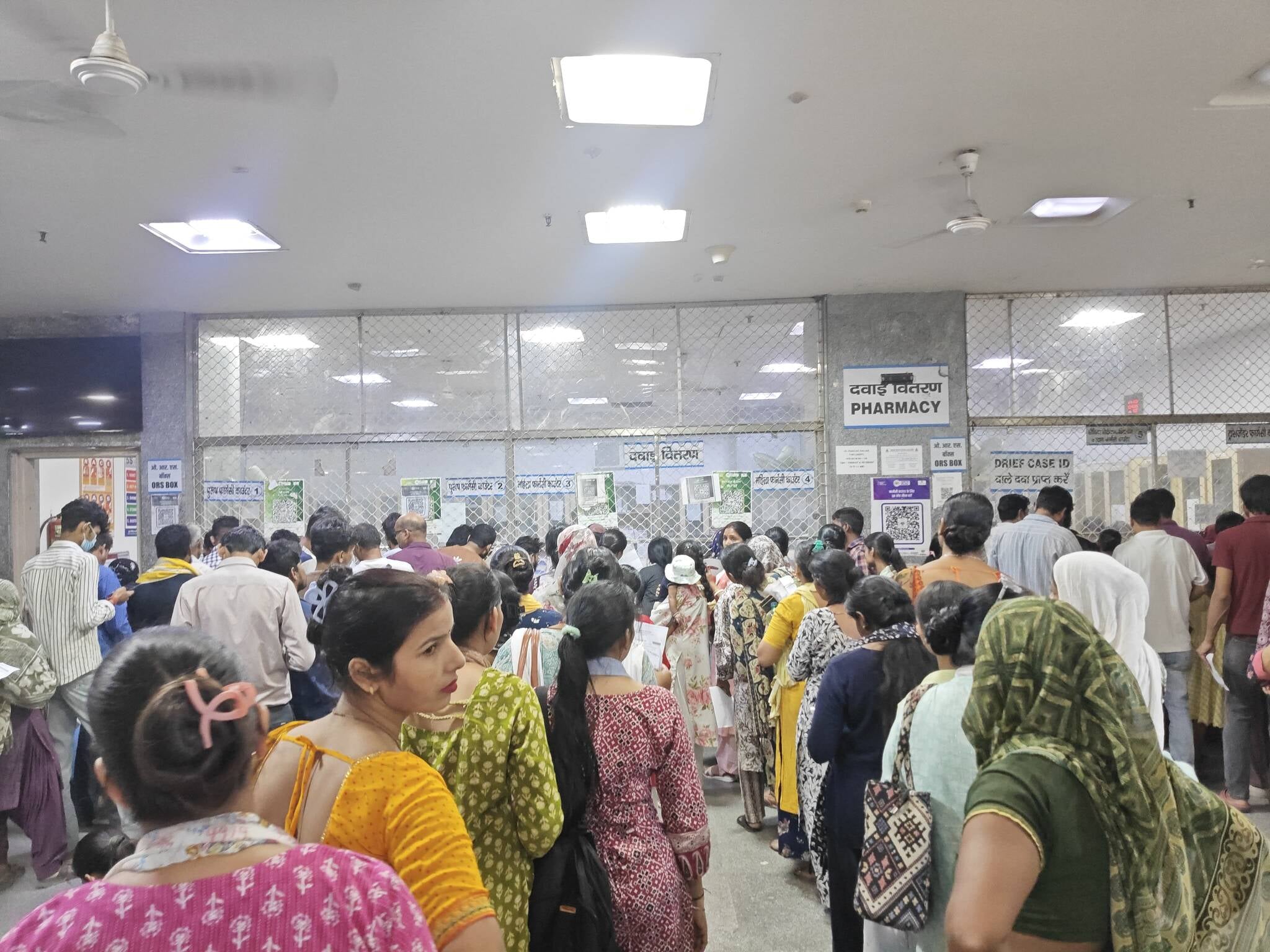 नोएडा। जिला अस्पताल ओपीडी का पर्चा बनवाने के लिए लगी लम्बी लाइन। फोटो अमर उजाला नोएडा। जिला अस्पताल ओपीडी का पर्चा बनवाने के लिए लगी लम्बी लाइन। फोटो अमर उजाला