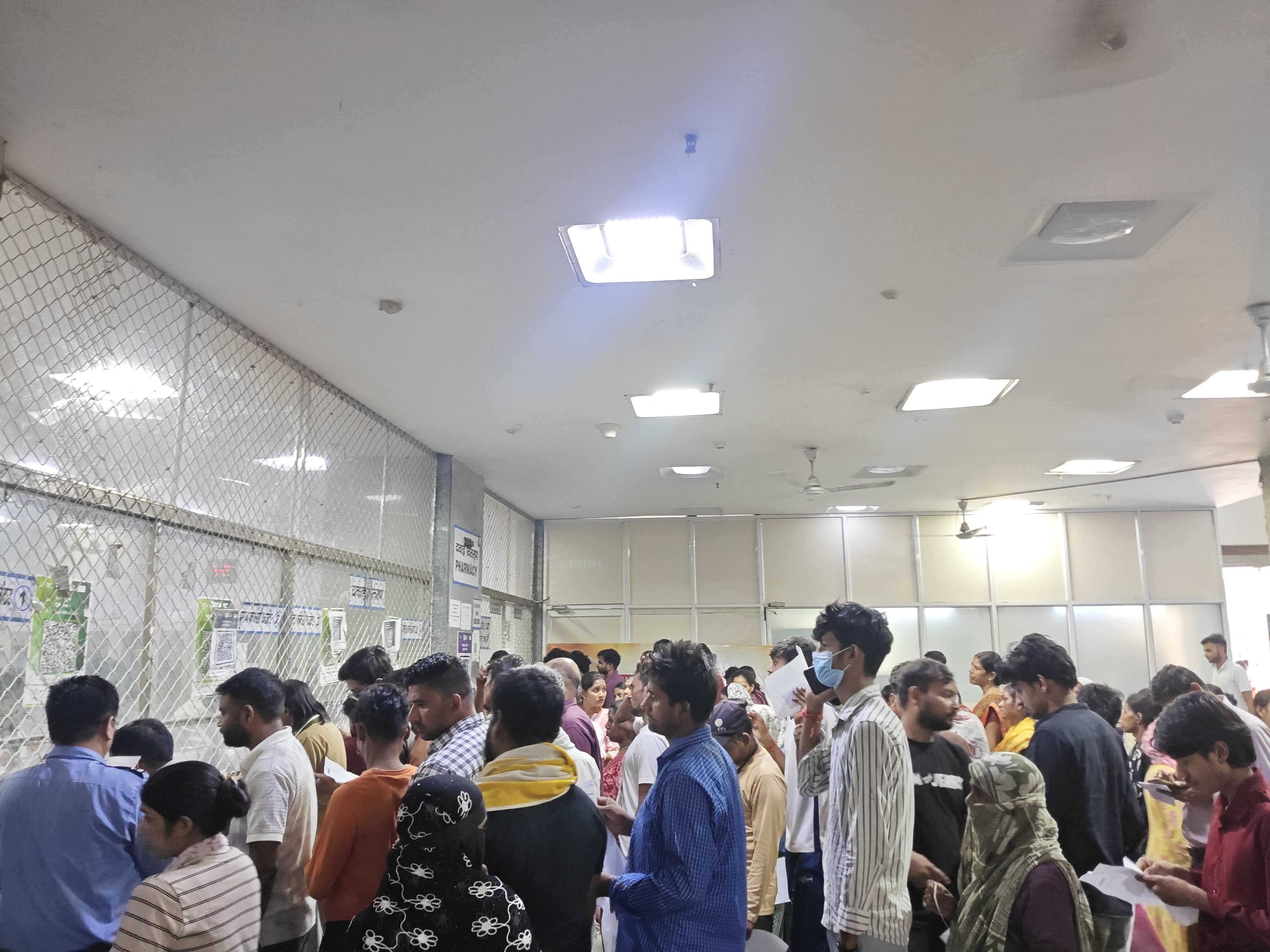 नोएडा। जिला अस्पताल ओपीडी का पर्चा बनवाने के लिए लगी लम्बी लाइन। फोटो अमर उजाला नोएडा। जिला अस्पताल ओपीडी का पर्चा बनवाने के लिए लगी लम्बी लाइन। फोटो अमर उजाला