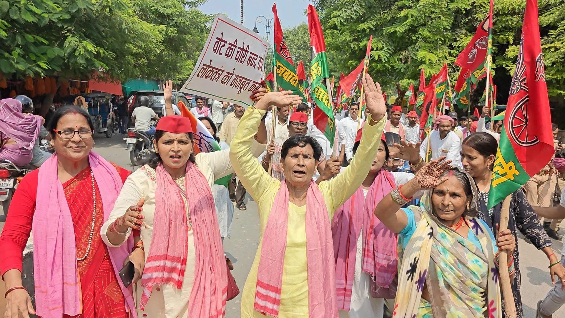 नगर में मुख्य निर्वाचन आयुक्त के विरोध में जुलूस निकालकर विरोध प्रदर्शन करते कलेक्ट्रेट जाते इं नगर में मुख्य निर्वाचन आयुक्त के विरोध में जुलूस निकालकर विरोध प्रदर्शन करते कलेक्ट्रेट जाते इं