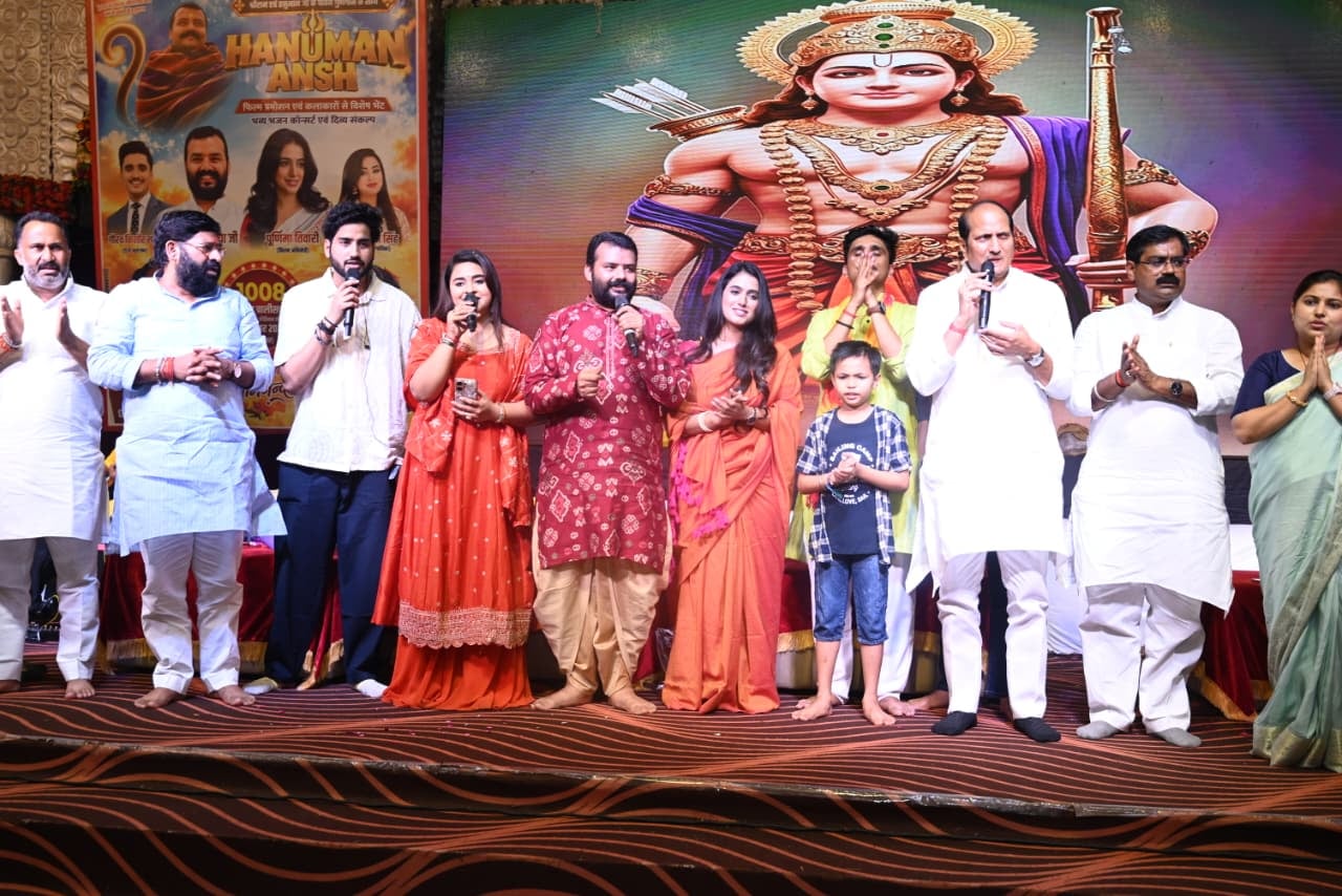 नगर में रोड शो के दौरान कलाकार शोभिनव सत्या के साथ भाजपा जिलाध्यक्ष। संवाद