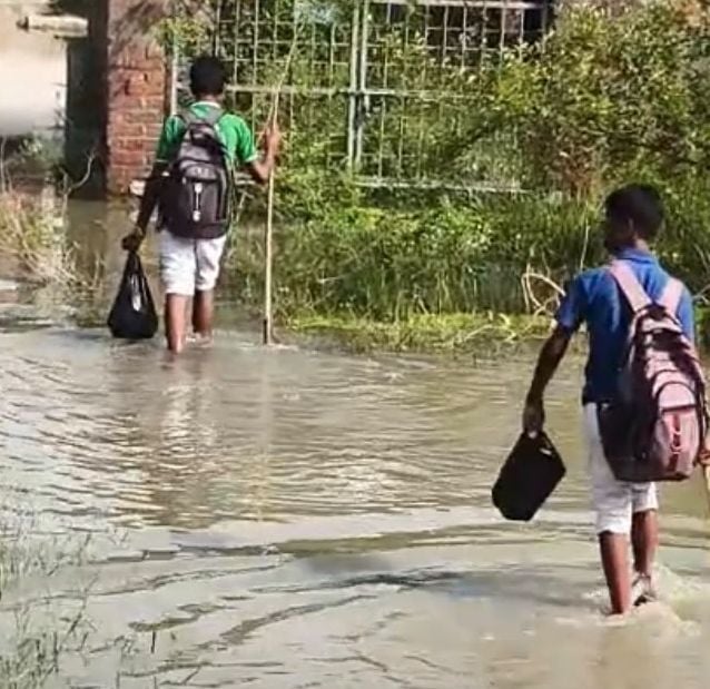 पानी से होकर जाती बच्ची। संवाद पानी से होकर जाती बच्ची। संवाद