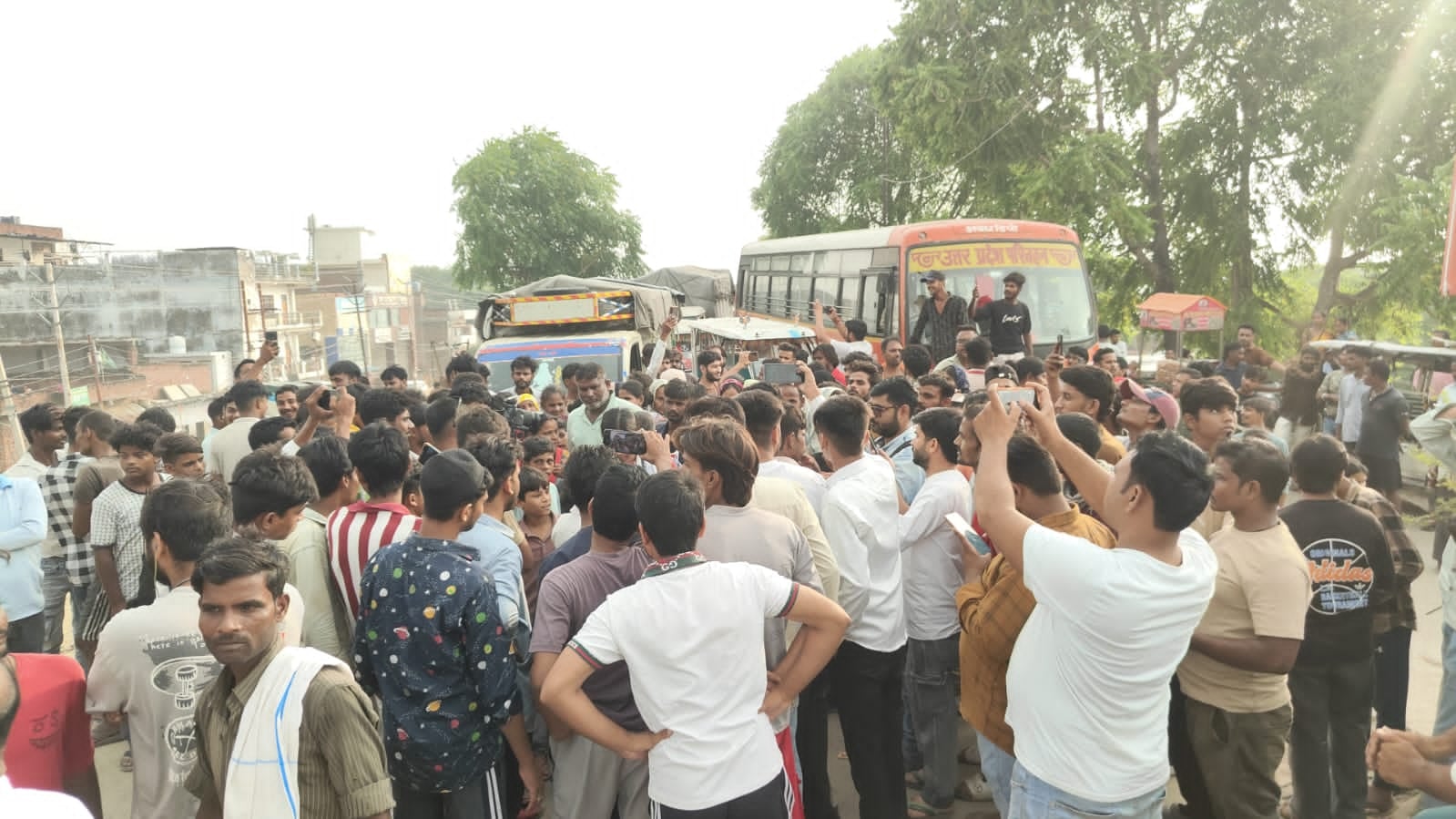 प्रदर्शन करते लोग।