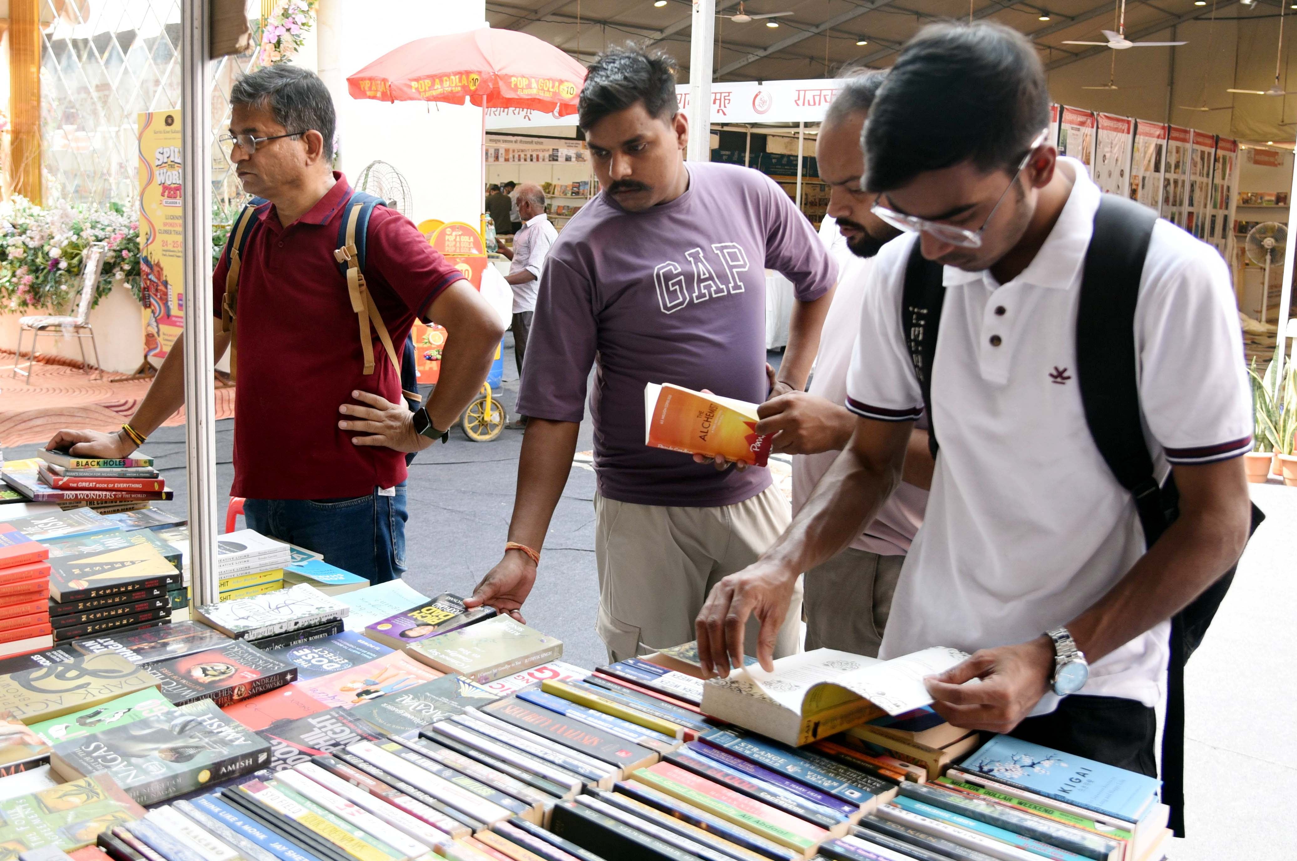 पुस्तक मेला मे किताबें देखते लोग पुस्तक मेला मे किताबें देखते लोग