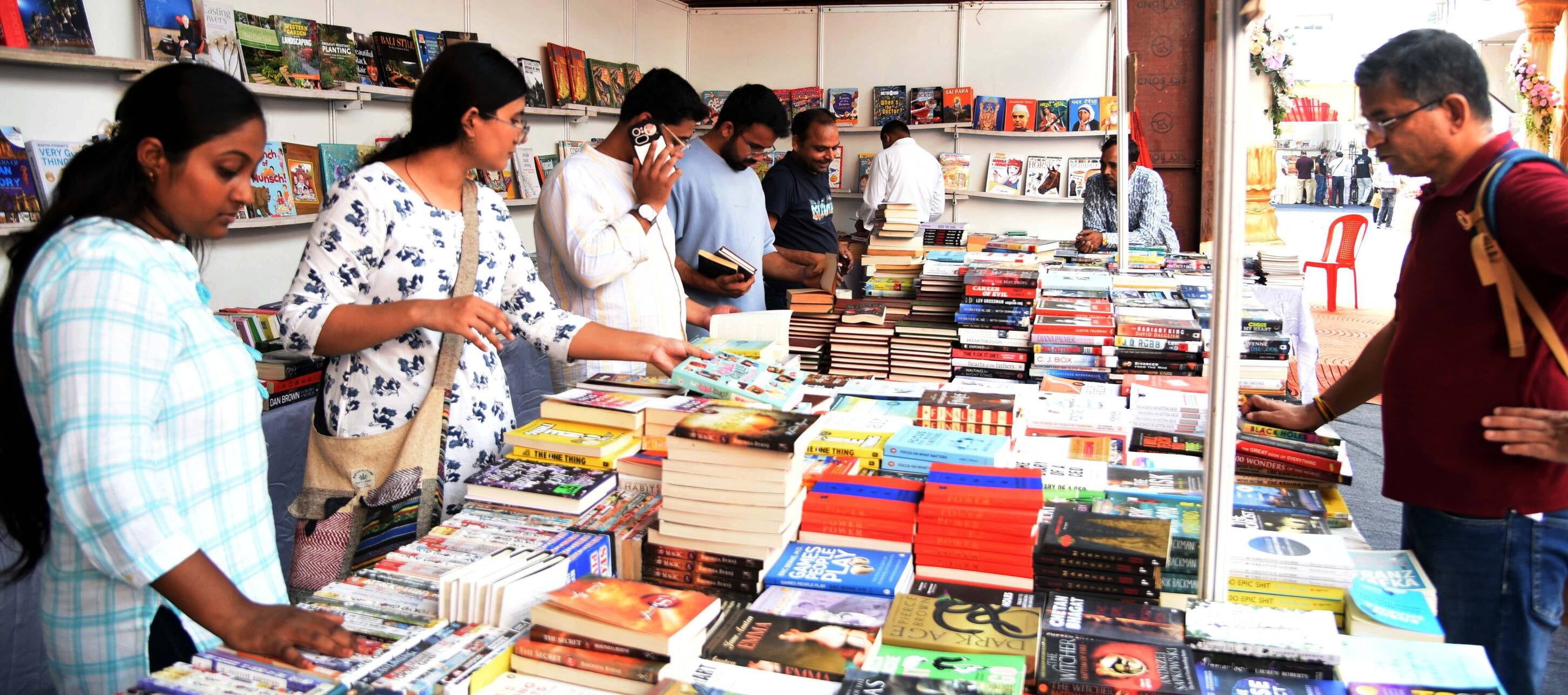 पुस्तक मेला मे किताबें देखते लोग पुस्तक मेला मे किताबें देखते लोग