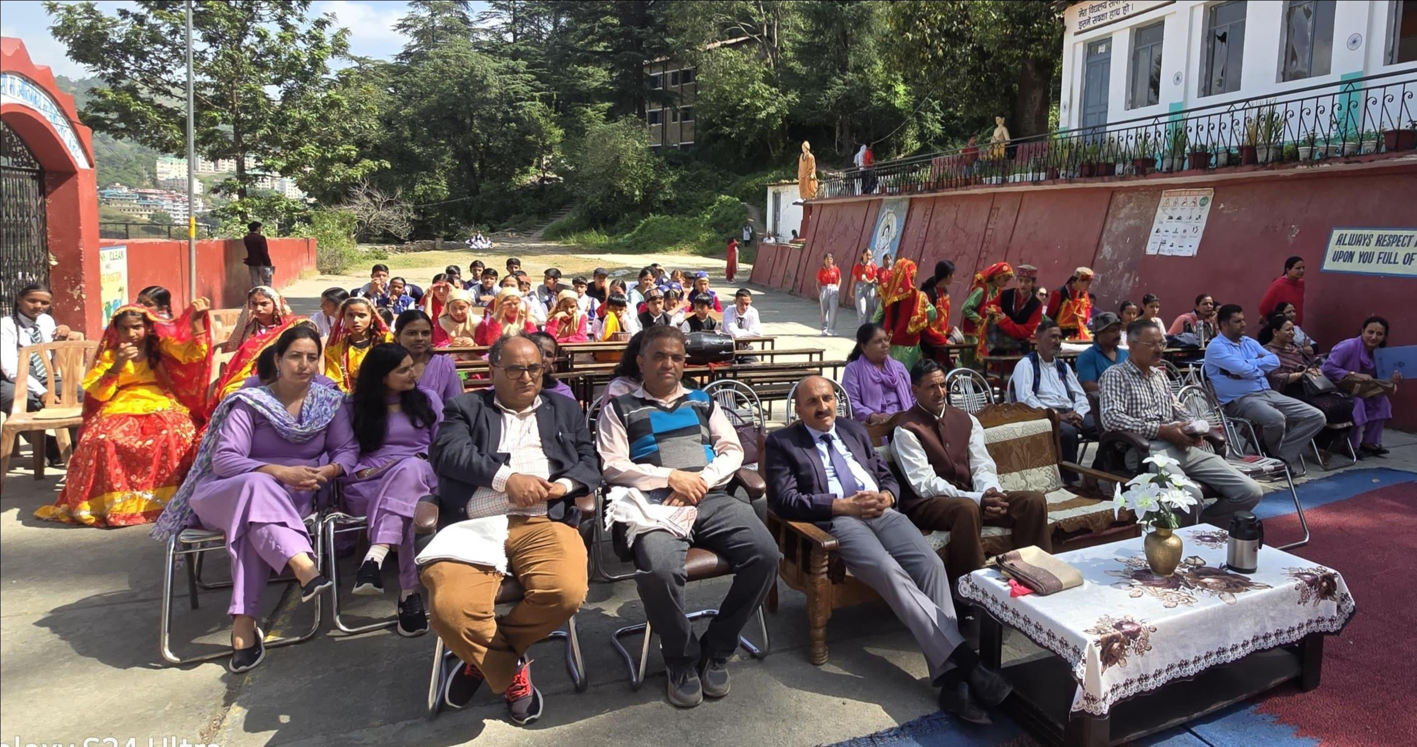 राष्ट्रीय रोल प्ले व लोक नृत्य प्रतियोगिता में कंडाघाट स्कूल का दबदबा। स्त्रोत:स्कूल प्रबंधक राष्ट्रीय रोल प्ले व लोक नृत्य प्रतियोगिता में कंडाघाट स्कूल का दबदबा। स्त्रोत:स्कूल प्रबंधक