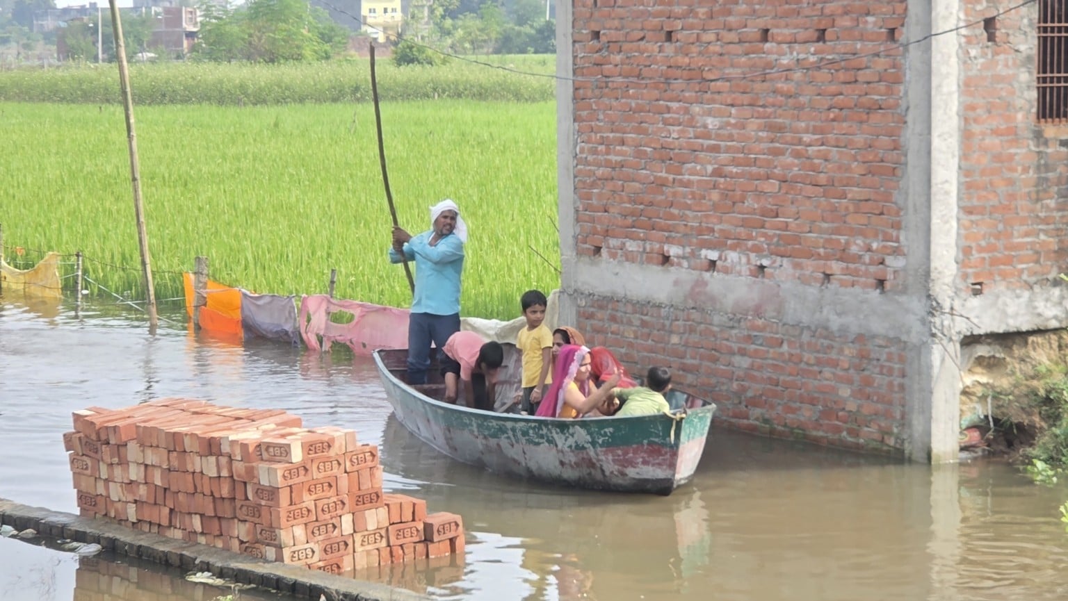 रात में भी हो रही निगरानी।