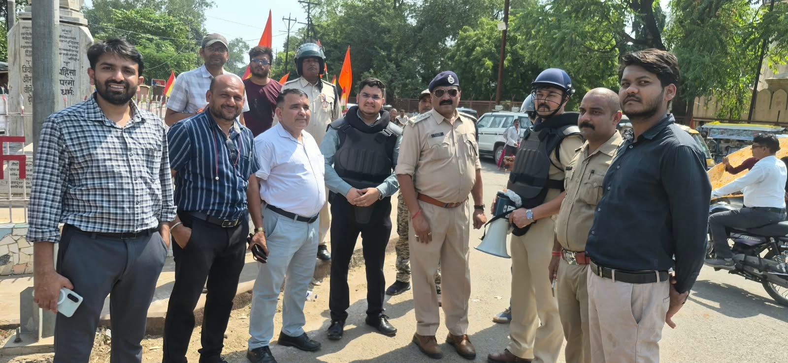 आक्रोशित लोगो द्वारा रैली निकालकर सौंपा गया ज्ञापन