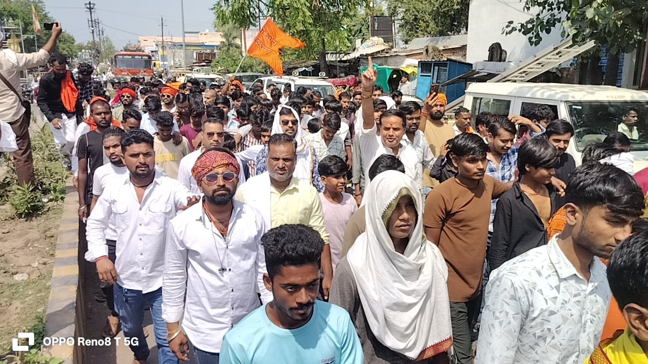 आक्रोशित लोगो द्वारा रैली निकालकर सौंपा गया ज्ञापन