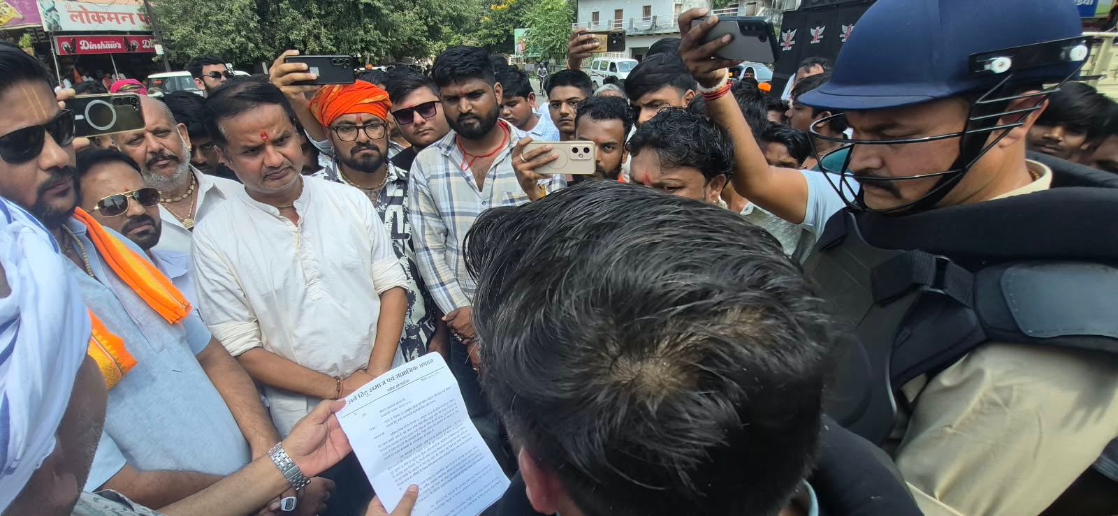 आक्रोशित लोगो द्वारा रैली निकालकर सौंपा गया ज्ञापन आक्रोशित लोगो द्वारा रैली निकालकर सौंपा गया ज्ञापन